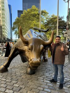 Oscar Delgado fundador de Titanstrading Titantrading En el toro de wall street new york
